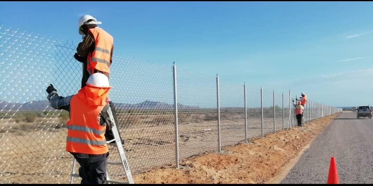 Instalación de cerco perimetral de malla metálica junto a camino