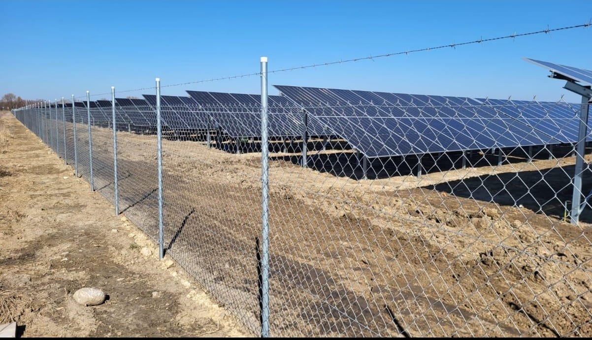 Parque fotovoltaico con cerco perimetral instalado