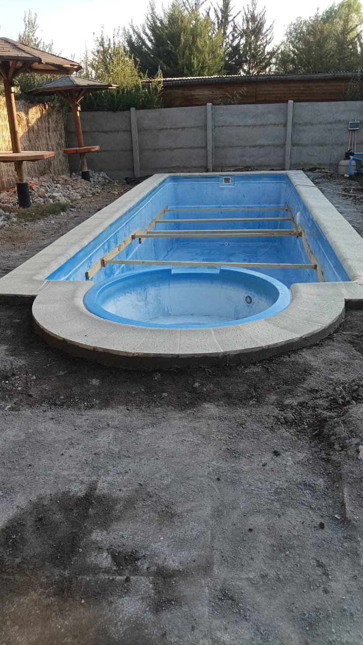 Piscina con zona de spa integrada en proceso de instalación